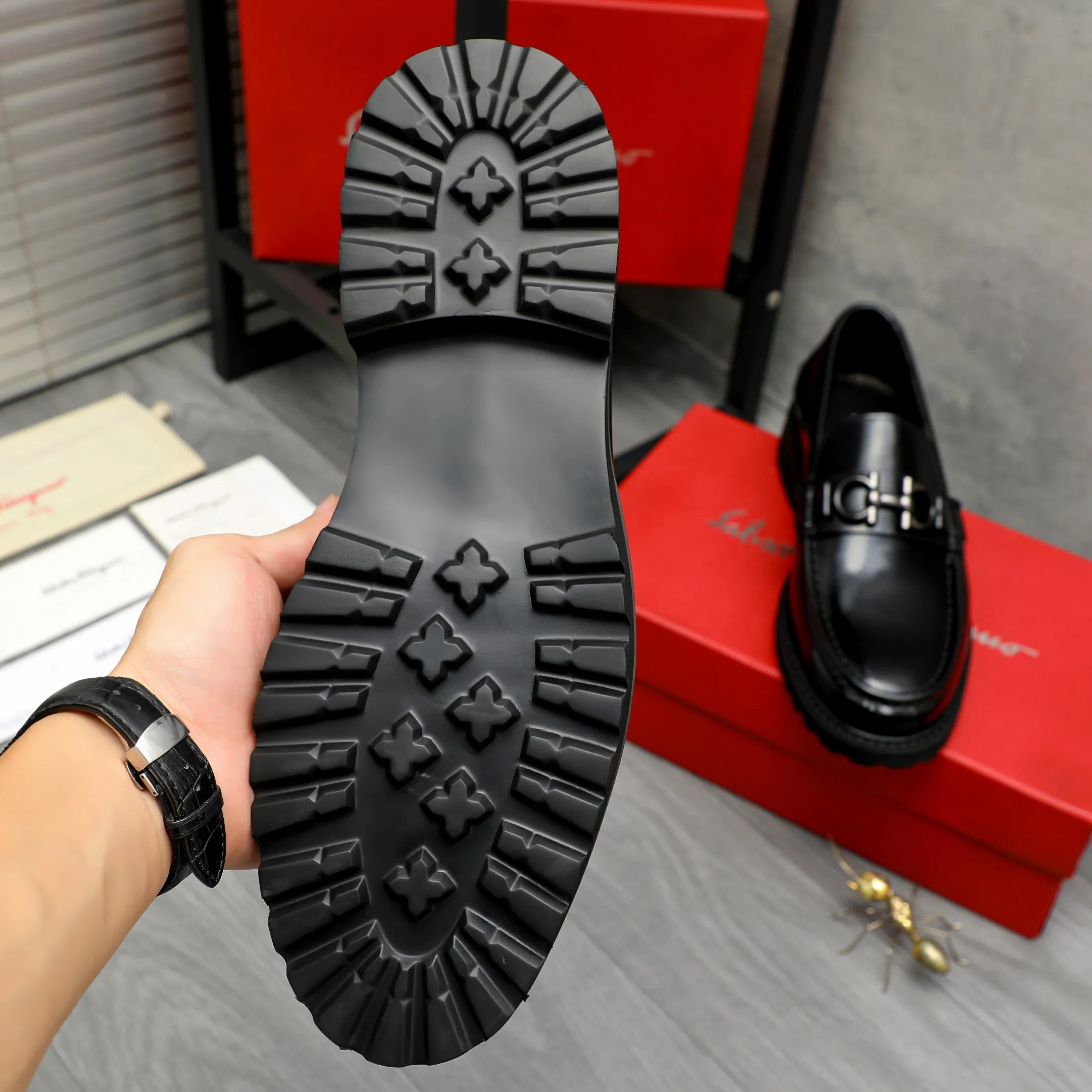 Men's shoes 💰442 Product trademark: Ferragamo "Ferragamo" business formal leather shoes Regular size: 38-46 (45.46 custom-made and non-returnable) Product materials: Selected pearlescent cowhide upper, cowhide lining, non-slip rubber outsole